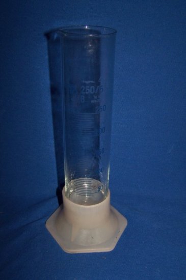 Glas - Messzylinder 250 ml, graduiert, niedrige Form - zum Schließen ins Bild klicken